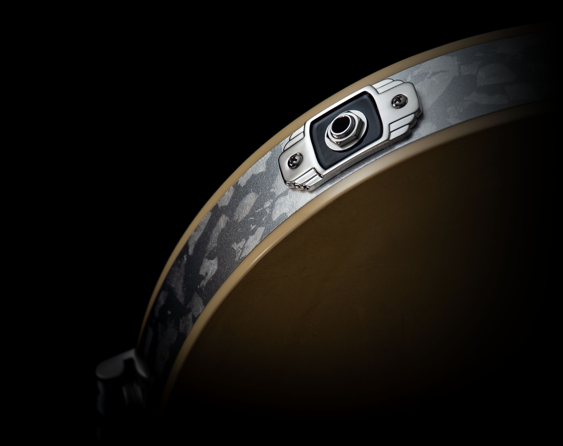 Output jack of the Duesenberg Starplayer TV 25th Anniversary Gold Leaf