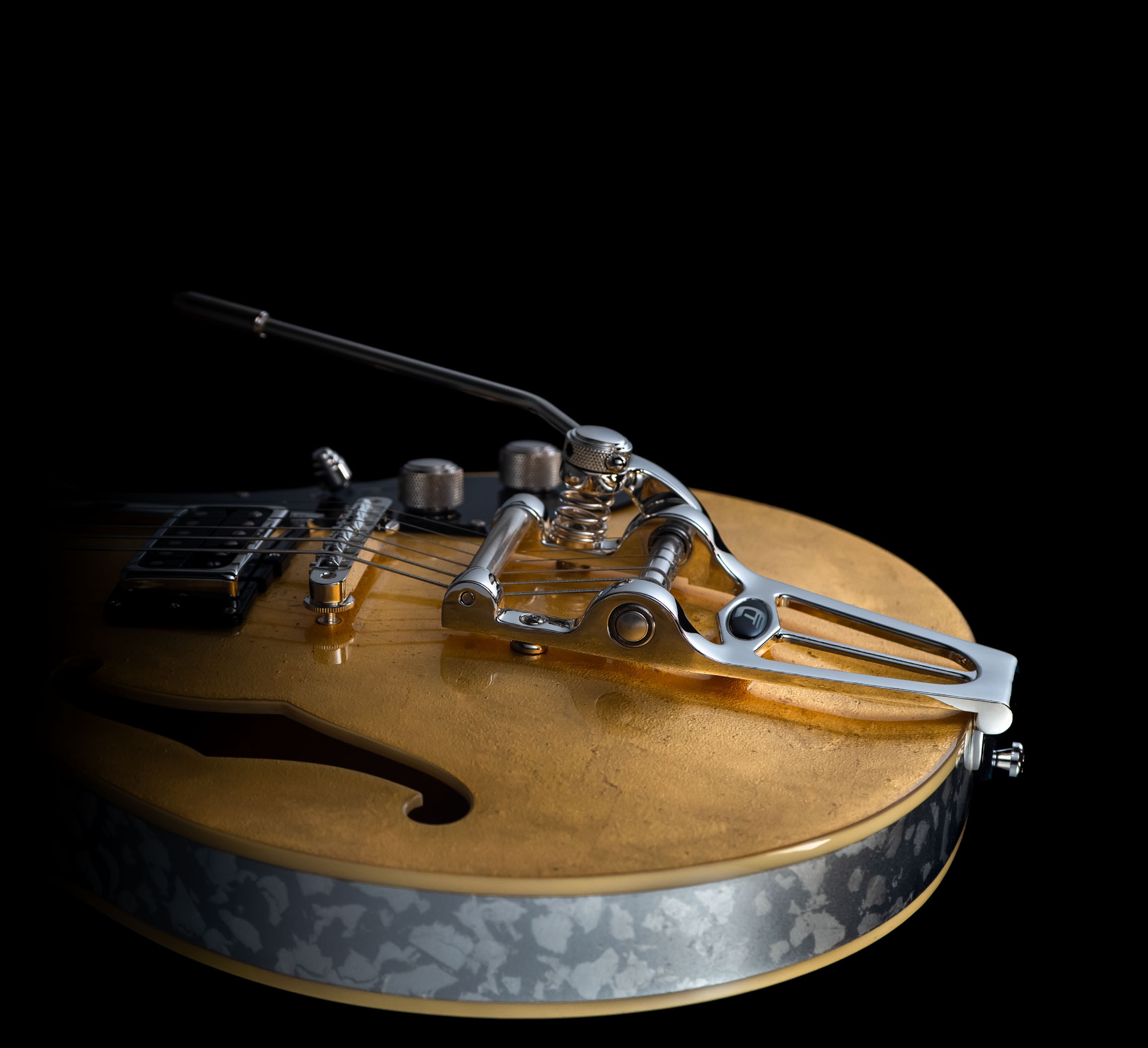 Vibrato unit of the Duesenberg Starplayer TV 25th Anniversary Gold Leaf