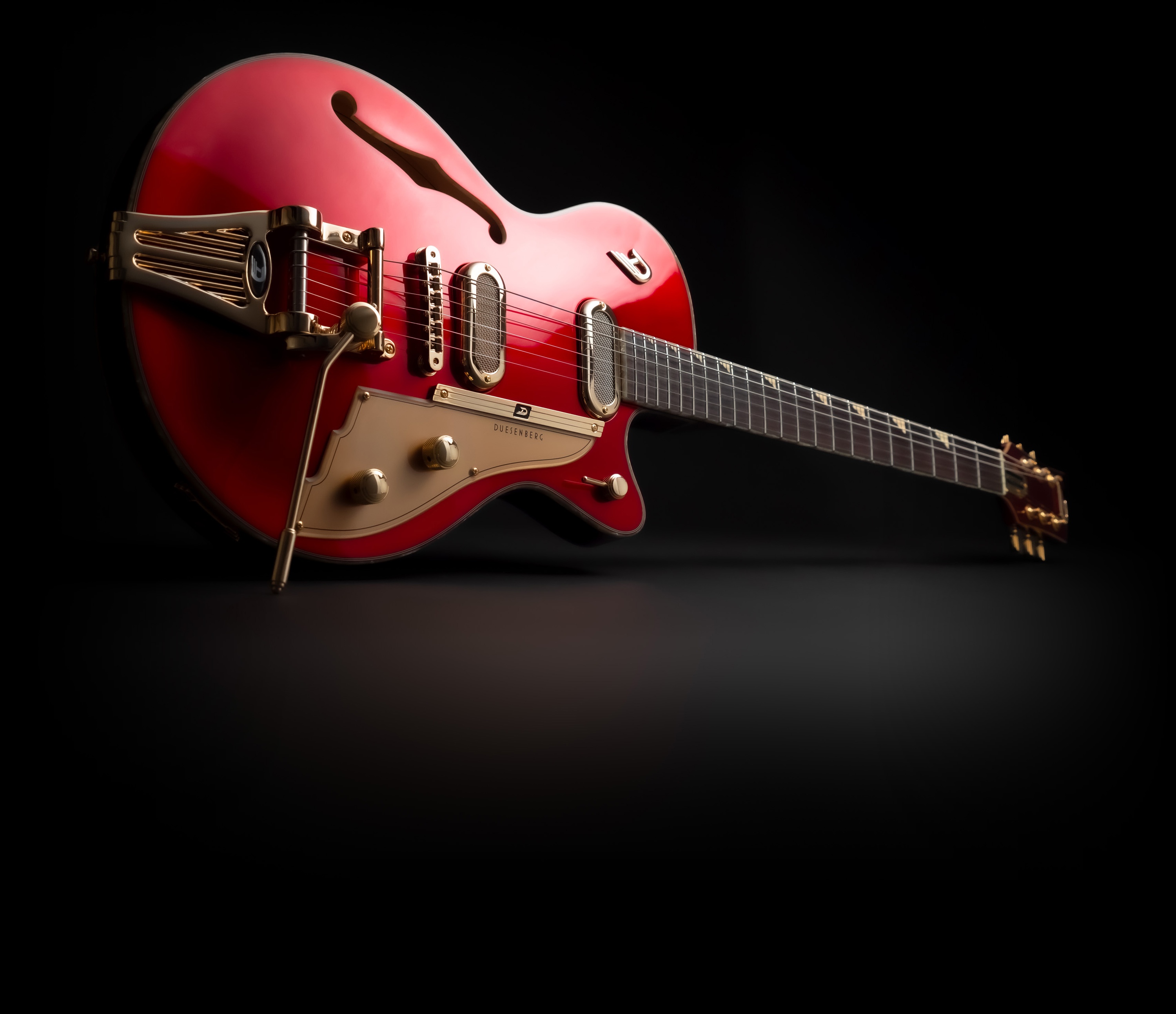 Duesenberg Starplayer TV Phonic Balboa Pearl Red on dark studio background
