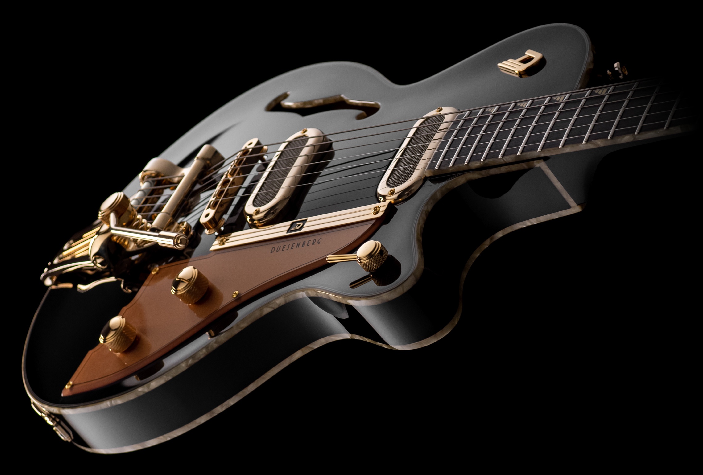 Angled view of the Starplayer TV Phonic Black on black background