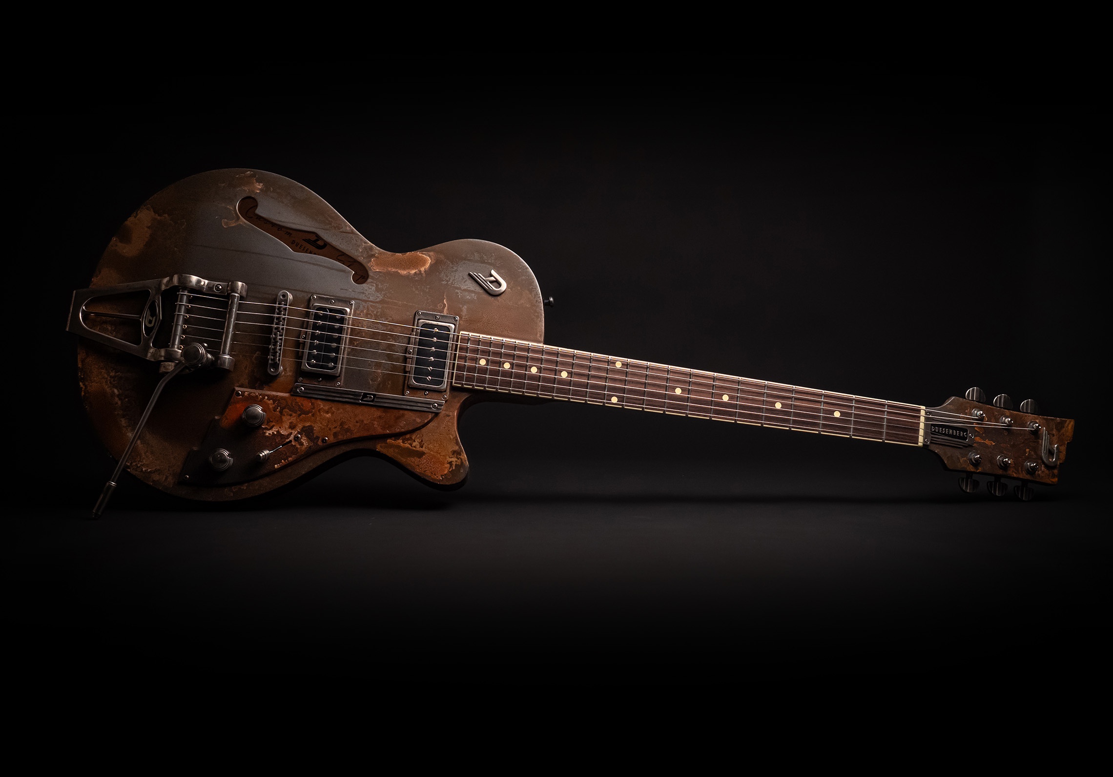 Angled view of the body of the Duesenberg Custom Shop Rusty Steel on a dark background