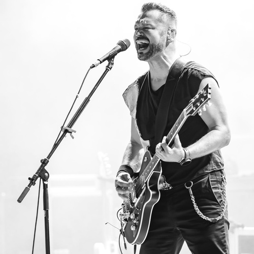 Duesenberg artist Ivan Dečak with his Starplayer TV Black Velvet, Band Vatra