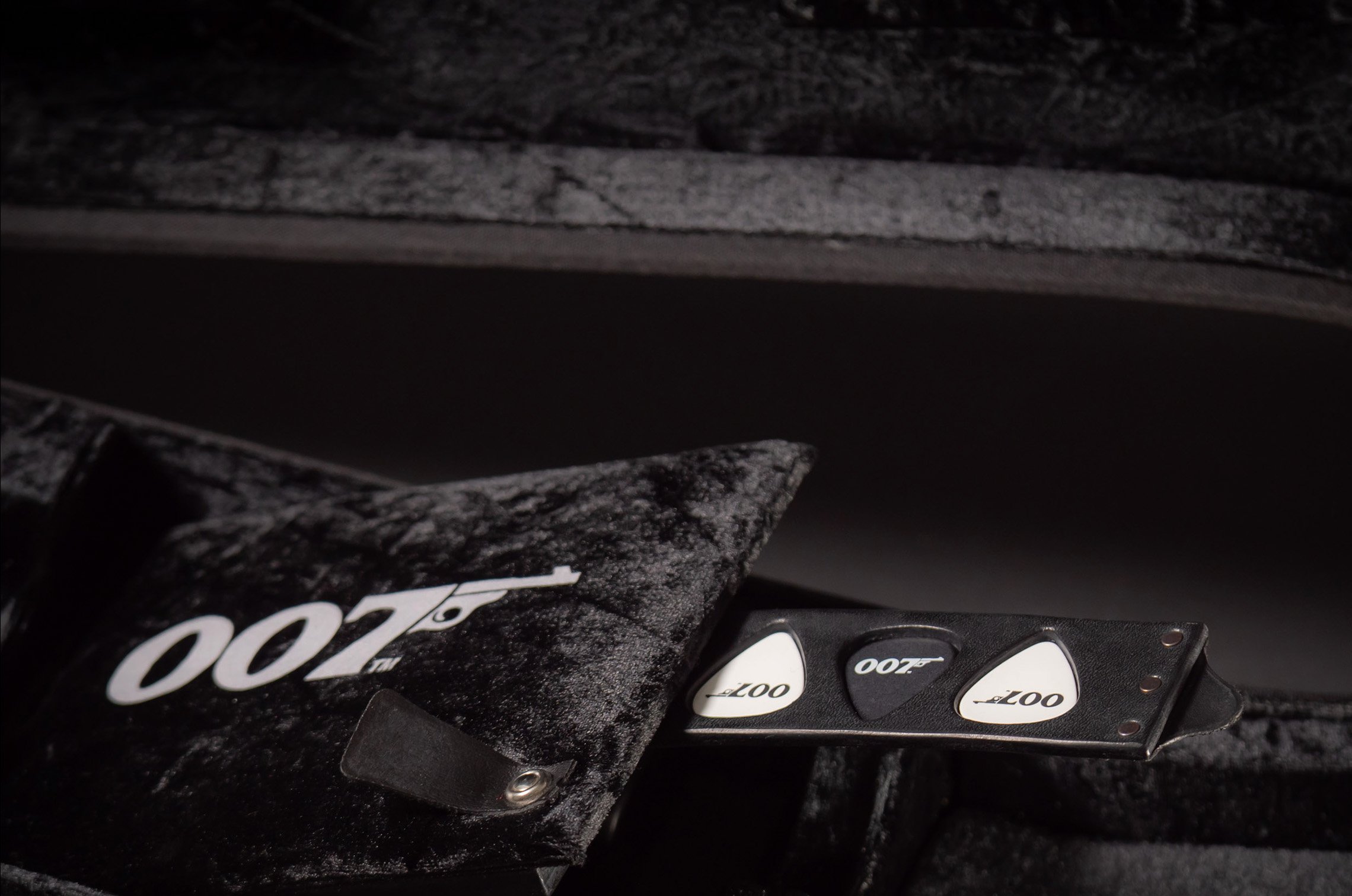 Duesenberg Guitars Alliance Series James Bond 007 David Arnold Edition secret case compartment