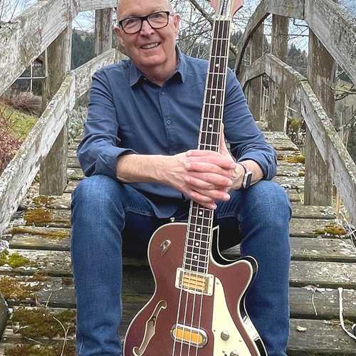 Duesenberg Artist image of Peter Keiser with his Alliance Series David Landreth Bass